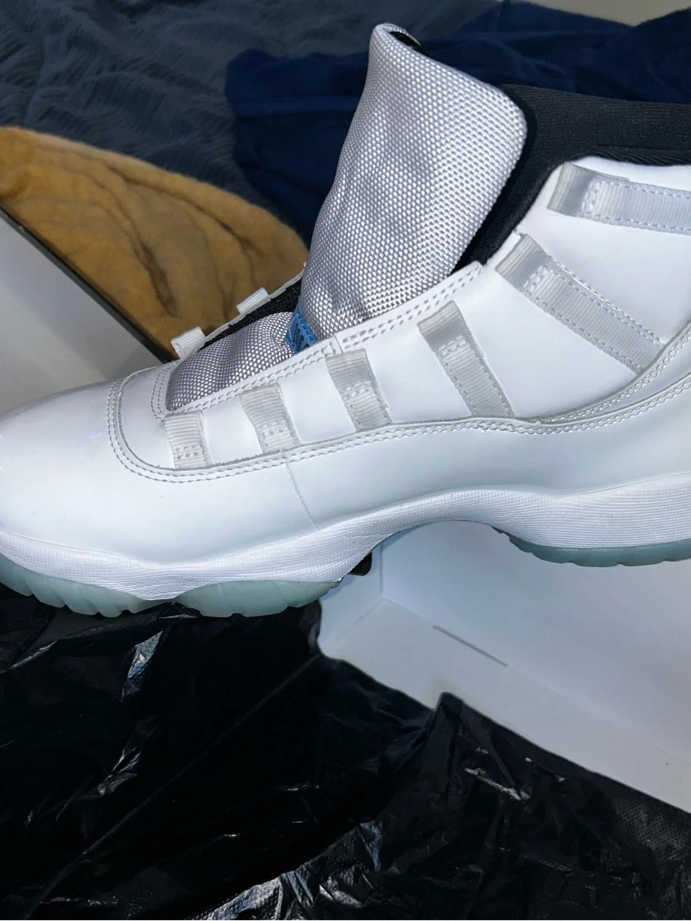 Retro Jordan 11 (2024) legend blue -STOCK X-